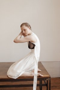 Guinevere Van Seenus Sexy Topless 3 thefappeningblog.com.jpg