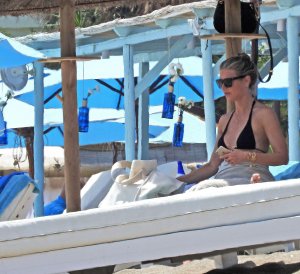 Gwyneth Paltrow Sexy 2 thefappeningblog.com.jpg