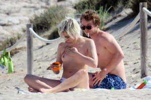 Teliz Alley Sexy Topless 5 thefappeningblog.com.jpg