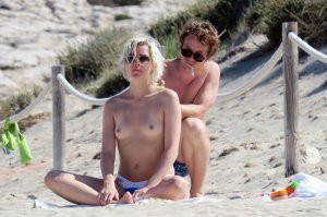 Teliz Alley Sexy Topless 52 thefappeningblog.com.jpg