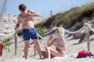 Teliz Alley Sexy Topless 40 thefappeningblog.com.jpg