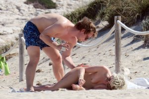 Teliz Alley Sexy Topless 44 thefappeningblog.com.jpg