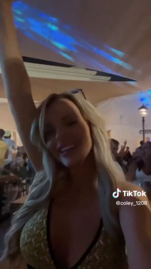 Nicole (@coley_1208) TikTok.mp4_000015766.jpg