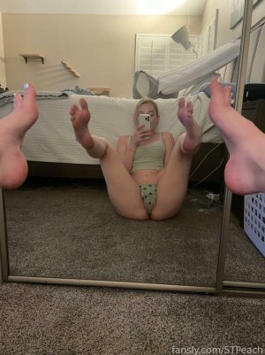 STPeach_Pussy_Thong_Ass_Spanking_Fansly.jpg