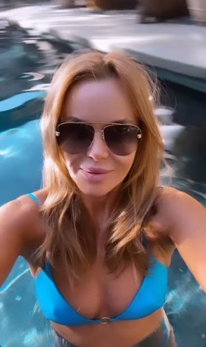 31a0de01d3a8-amanda-holden-instagram-bikini.jpg