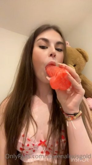 Lauren Alexis Dildo Sucking Video Leaked FappTime.com.mp4_snapshot_00.04.000.jpg