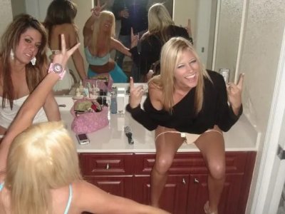 Kelly Kelly pissing drunk in sink.jpg