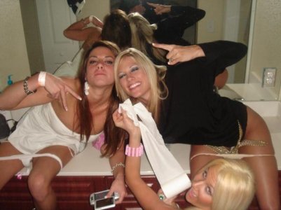 Kelly Kelly drunk pissing in sink 2.jpg