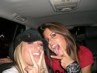 Kelly Kelly v-sign tongue.jpg