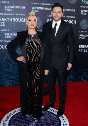 Christina_Aguilera_at_9th_Annual_Breakthrough_Prize_Ceremony_in_Los_Angeles_04-15-2023__3_.jpg