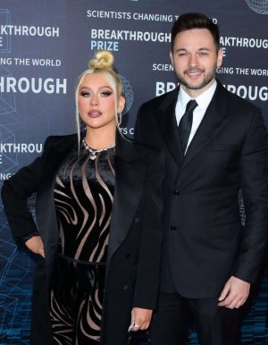 Christina_Aguilera_at_9th_Annual_Breakthrough_Prize_Ceremony_in_Los_Angeles_04-15-2023__4_.jpg