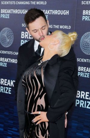 Christina_Aguilera_at_9th_Annual_Breakthrough_Prize_Ceremony_in_Los_Angeles_04-15-2023__7_.jpg