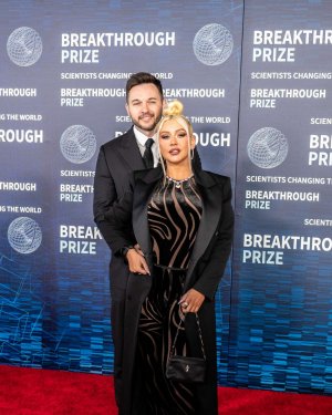 Christina_Aguilera_at_9th_Annual_Breakthrough_Prize_Ceremony_in_Los_Angeles_04-15-2023__14_.jpg