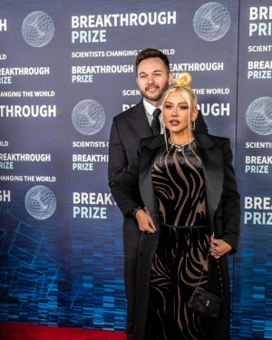 Christina_Aguilera_at_9th_Annual_Breakthrough_Prize_Ceremony_in_Los_Angeles_04-15-2023__15_.jpg