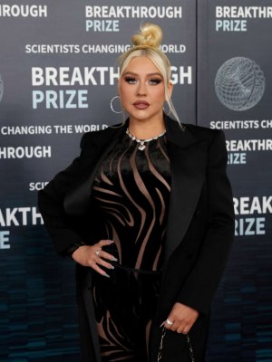 Christina_Aguilera_at_9th_Annual_Breakthrough_Prize_Ceremony_in_Los_Angeles_04-15-2023__26_.jpg