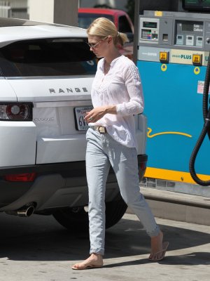 648045511_january_jones_2012_05_09_valero_gas_station_los_feliz_2_122_479lo.jpg