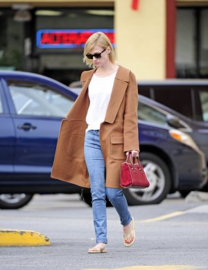 187502539_JanuaryJones2014_01_07_atNailToToeRescueinLosFeliz_18_122_467lo.jpg