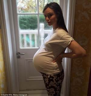 2E0FEDBB00000578-3301952-_Does_my_tum_look_big_in_this_Heavily_pregnant_Sophie_Ellis_Bext-a-18...jpg