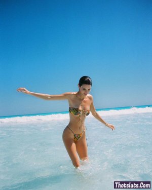 Kendall_Jenner_Beach_Bikini_Candid_Set_Leaked-CVZPVH.jpg