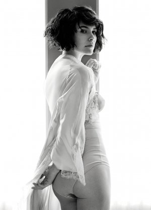 Evangeline-Lilly---Esquire-2015--06.jpg