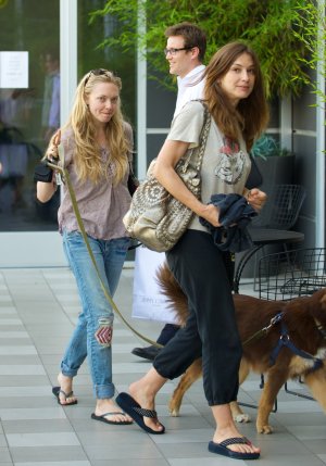 Seyfried_leaves_the_gym_and_heads_to_a_cafe_39_122_103lo.jpg