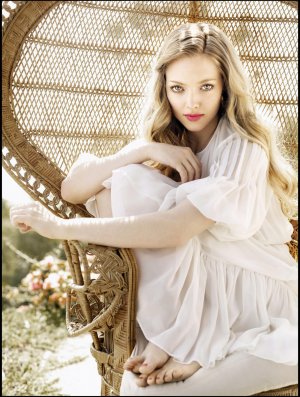 Amanda-Seyfried-Feet-2919372.jpg