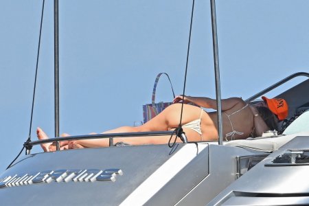 Heidi_Klum_in_Bikini_on_a_yacht_in_the_South_of_France_05-30-2023__1_.jpg