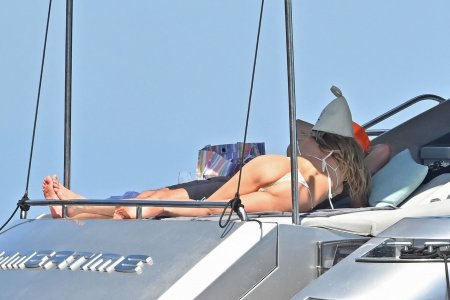 Heidi_Klum_in_Bikini_on_a_yacht_in_the_South_of_France_05-30-2023__2_.jpg