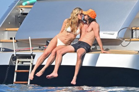 Heidi_Klum_in_Bikini_on_a_yacht_in_the_South_of_France_05-30-2023__11_.jpg