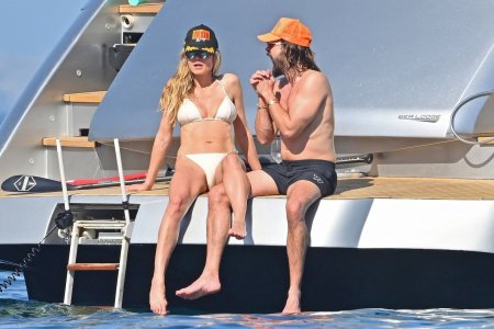Heidi_Klum_in_Bikini_on_a_yacht_in_the_South_of_France_05-30-2023__13_.jpg