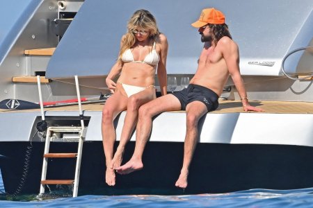 Heidi_Klum_in_Bikini_on_a_yacht_in_the_South_of_France_05-30-2023__14_.jpg