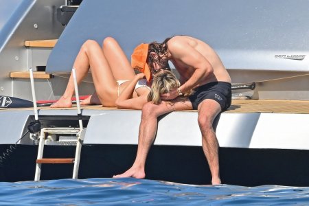 Heidi_Klum_in_Bikini_on_a_yacht_in_the_South_of_France_05-30-2023__18_.jpg