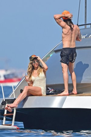 Heidi_Klum_in_Bikini_on_a_yacht_in_the_South_of_France_05-30-2023__85_.jpg