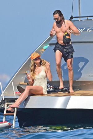 Heidi_Klum_in_Bikini_on_a_yacht_in_the_South_of_France_05-30-2023__86_.jpg