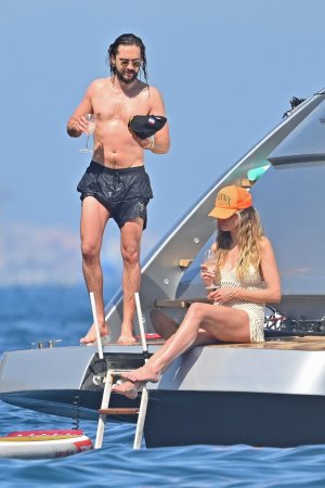 Heidi_Klum_in_Bikini_on_a_yacht_in_the_South_of_France_05-30-2023__87_.jpg