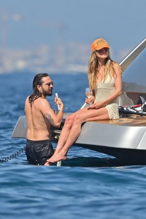 Heidi_Klum_in_Bikini_on_a_yacht_in_the_South_of_France_05-30-2023__88_.jpg
