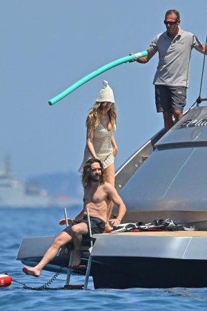 Heidi_Klum_in_Bikini_on_a_yacht_in_the_South_of_France_05-30-2023__91_.jpg