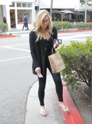 20160130 chloe moretz leaving nail salon in beverly hills 83.jpg