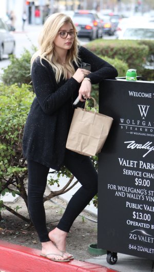 20160130 chloe moretz leaving nail salon in beverly hills 50.jpg