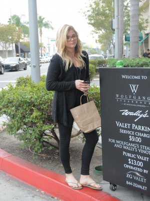 20160130 chloe moretz leaving nail salon in beverly hills 47.jpg