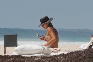 Ashley Hart Sexy & Topless 26 thefappeningblog.com.jpg