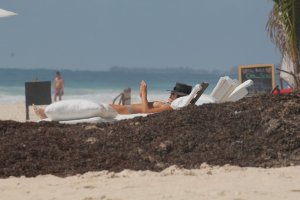 Ashley Hart Sexy & Topless 28 thefappeningblog.com.jpg