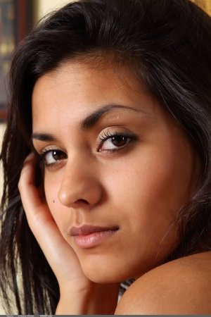 domai-nasrin-posing-sexy-11 thefappeningblog.com.jpg