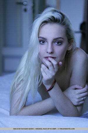 kira-ws-tight-stockings-are-a-perfect-fit-for-her-sexy-body-14 thefappeningblog.com.jpg