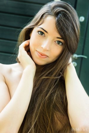 young-taliah-loves-to-display-her-sexy-assets-in-the-open-15 thefappeningblog.com.jpg