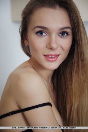 katie-a-shows-her-naughty-side-as-she-bares-her-alluring-assets-in-the-kitchen-01 thefappening...jpg