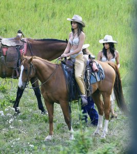 Sara Sampaio & Taylor Hill Sexy 46 thefappeningblog.com.jpg