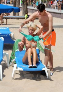 Lauren Harries Topless 5 thefappeningblog.com.jpg