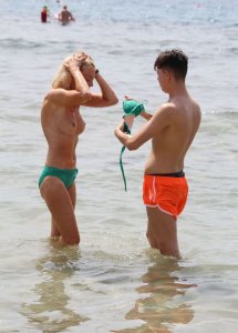 Lauren Harries Topless 27 thefappeningblog.com.jpg