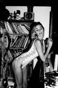 Elizabeth Turner Nude & Sexy 20 thefappeningblog.com.JPG